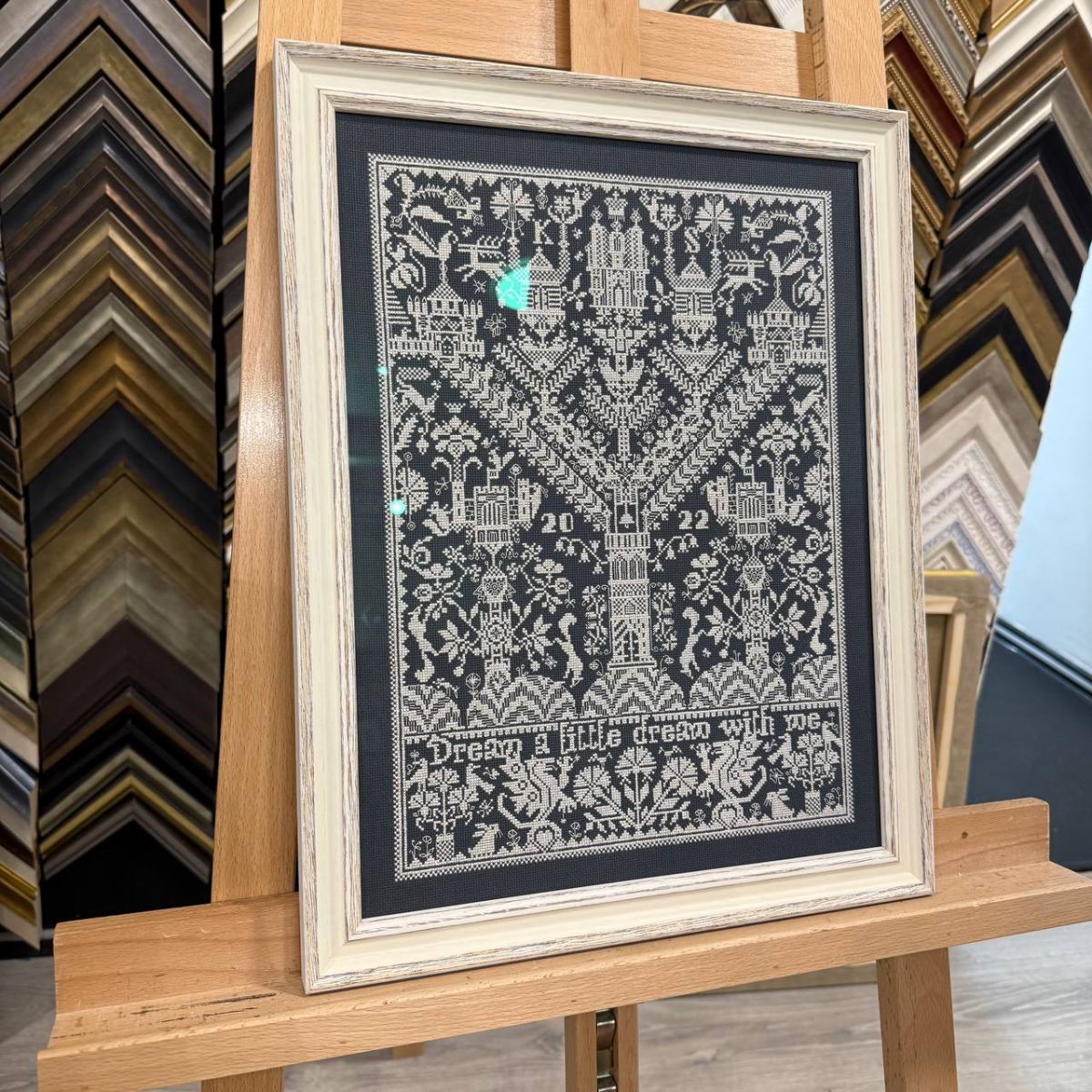 Весеннее оформление вышивок в Арт-мастерской Багетъ